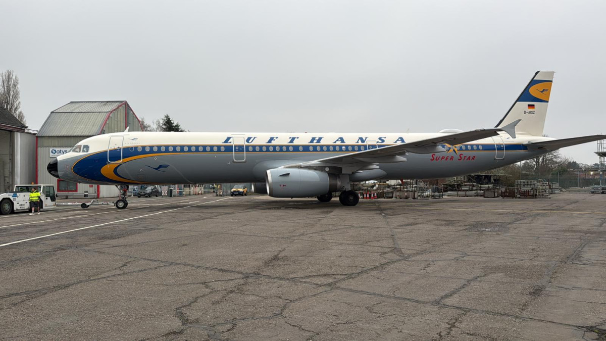 Special 'retro' livery design for Lufthansa's 'Superstar'. Airbus A321-200. D-AISZ.